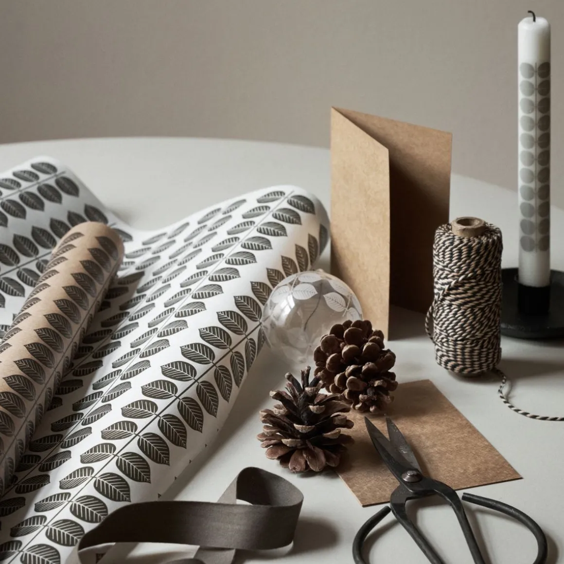 Omslagspapper Stig Lindberg Berså 10m Kraft/Svart